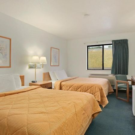 Super 8 By Wyndham East Peoria Motel Room photo