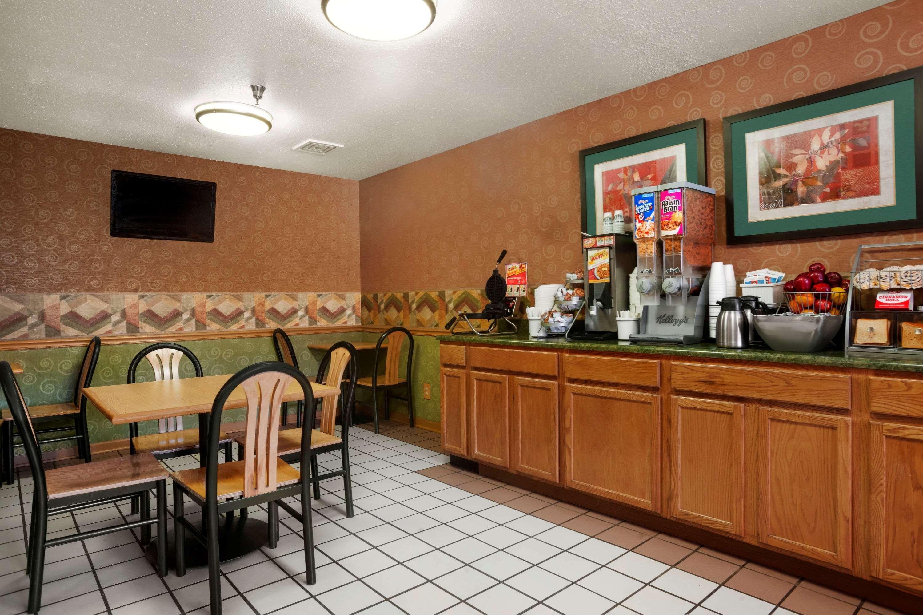 Super 8 By Wyndham East Peoria Motel Exterior photo